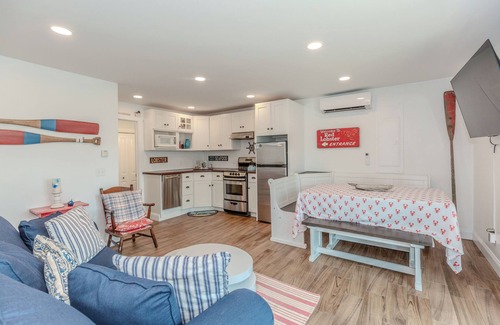 Breakwater Village Hütte | Narragansett Coastal Charmer with Private Beach & Ocean Views!!!