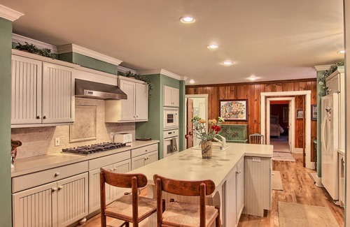 Charlevoix Haus | Haus mit 5 Schlafzimmern und Bootshaus - in den Narrows des Lake Charlevoix gelegen