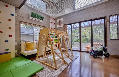 Nasu Haus | Nasu Adventures Inn お子さま大興奮 吹き抜け全面アスレチックネット屋根付き本格BBQで楽しむ森の中のファンタジーな宿