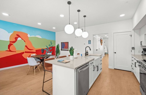 People's Freeway Haus | Natl Park 2BR Townhome King 2-Car Garage