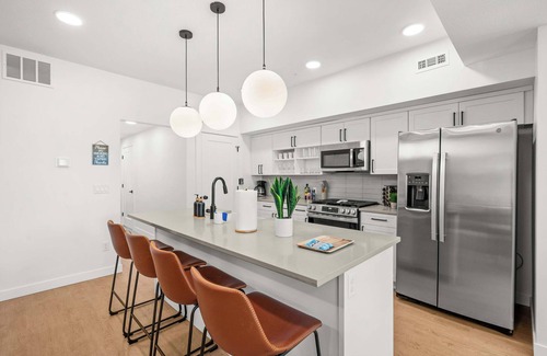 People's Freeway Haus | Natl Park 2BR Townhome King 2-Car Garage