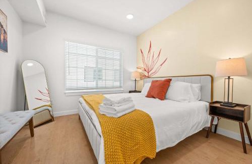 People's Freeway Haus | Natl Park 2BR Townhome King 2-Car Garage