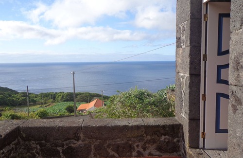 Calheta de Nesquim Haus | Naturstein Ferienhaus mit Meerblick