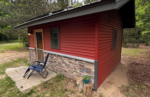 South Boardman Hütte | Nature Lover’s Paradise. Tiny 1 room cottage on Bunnifer Farms. Pet friendly