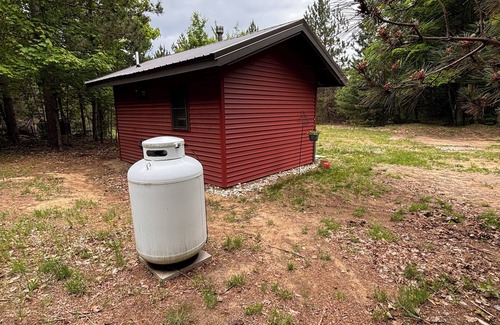 South Boardman Hütte | Nature Lover’s Paradise. Tiny 1 room cottage on Bunnifer Farms. Pet friendly