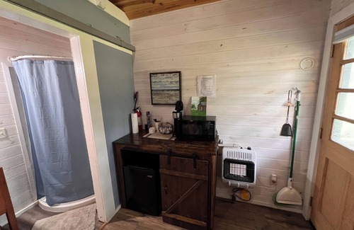 Fayetteville Kabine | Nature's Tiny Riverside Hideaway