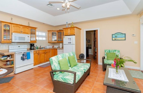 West Bay Hütte | Nautilus Cottage: 2 BR / 2 BA Ferienhaus in West Bay, Schlafmöglichkeiten für 5