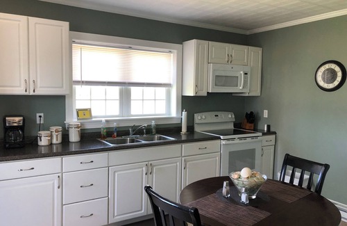 Greenbush Hütte | Near Chincoteague & Assateague Island Charming 2-bedroom cottage