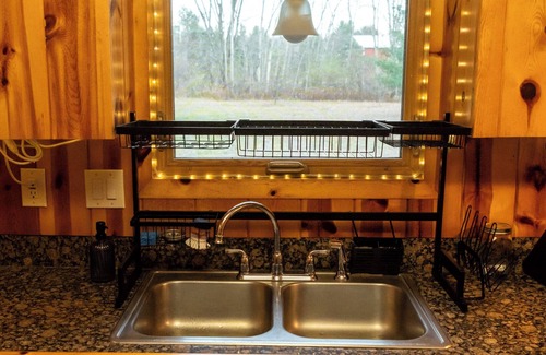 Mount Pleasant Haus | Near CMU and casino with Hot Tub, gym, fireplace