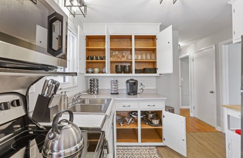 Sharon Heights Haus | Near Downtown Home, Dogs allowed, Easy Private Parking, Big Yard, Patio,