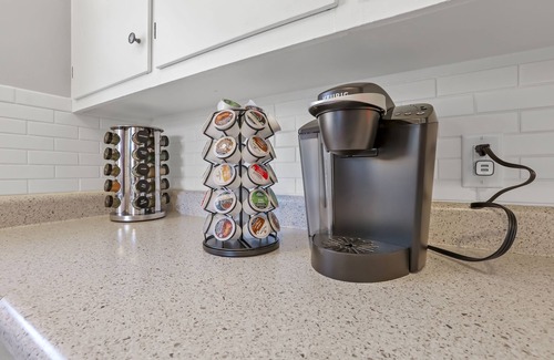 Sharon Heights Haus | Near Downtown Home, Dogs allowed, Easy Private Parking, Big Yard, Patio,