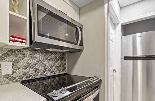 Metairie Wohnung | Near Every type of Eatery Imaginable-quite/clean!