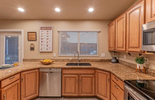 East Mesa Haus | Near Golf & Trails, Htd POOL, Spa, Putt Green, Fire Pit, Patio TV, Poker & Pool Tables