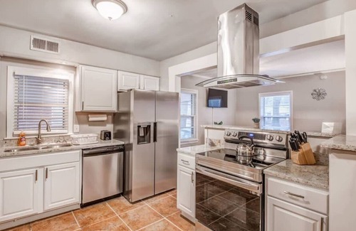 Memphis Haus | Near Parks, Zoo, & Downtown! Colonial Acres Abode