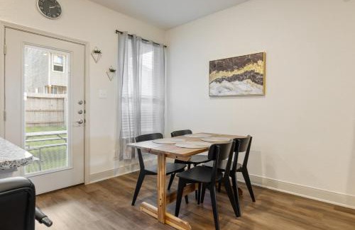 San Antonio Haus | Near Seaworld Smart TVs Backyard Dining Pet Friendly