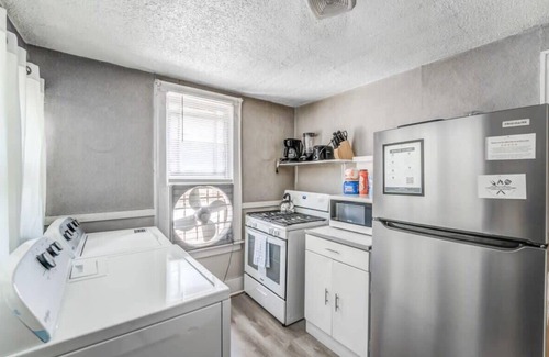 Vollintine-Evergreen Haus | Near Shopping & Dining- Magic in Midtown- Unit B