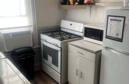 Vollintine-Evergreen Haus | Near Shopping & Dining- Magic in Midtown- Unit B