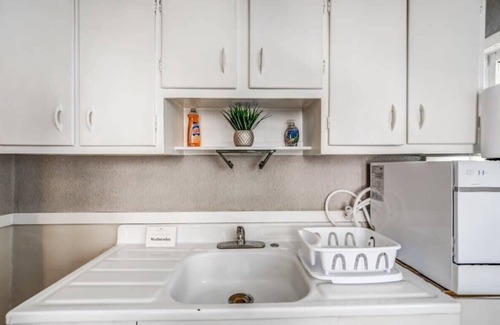 Vollintine-Evergreen Haus | Near Shopping & Dining- Magic in Midtown- Unit B