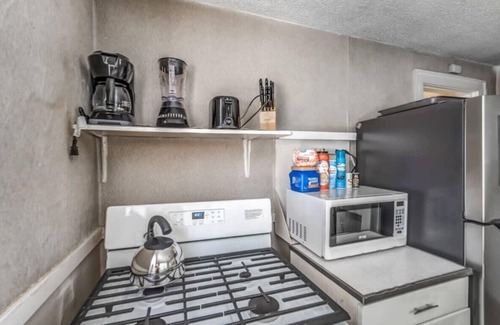 Vollintine-Evergreen Haus | Near Shopping & Dining- Magic in Midtown- Unit B