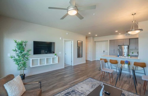 Tempe Wohnung | Near TPC & DT Tempe | Pool,Gym,Balcony,W/D,Parking