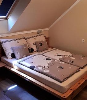 Kistolmacs Wohnung | Nefelejcs Fagyizó és Apartmanház