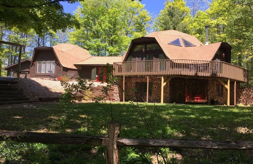 Williamsburg Haus | 1-of-a-kind Geo-Ferienhaus; 4K sq ft, schläft 10, 5bd / 3. 5ba in der Nähe des Michigansees