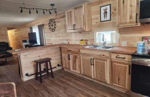 Melmore Haus | NEVER JUDGE A BOOK BY IT'S COVER!n.2 bedroom mobile home in Carey with AC, WiFi