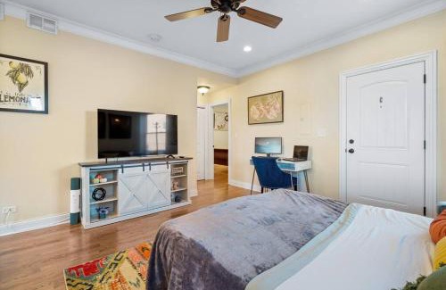 St. Ben's Wohnung | NEW! 1 Garage Spot Included! Near brown line! North Center/St. Ben's Location!