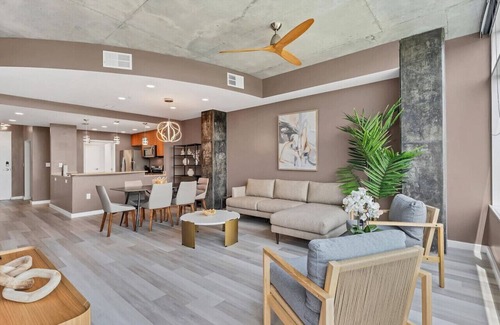 South Eola Wohnung | New 1200 sqft 2BD/2BTH in DT Orl