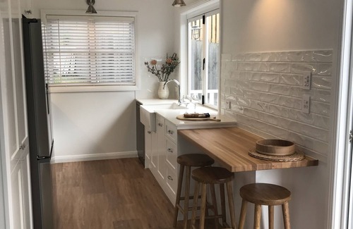 Coffs Harbour Hütte | New 2 Bedroom Hamptons style Cottage, close to beaches, cafes and city centre.
