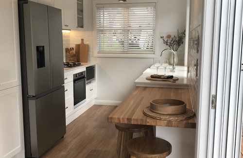 Coffs Harbour Hütte | New 2 Bedroom Hamptons style Cottage, close to beaches, cafes and city centre.