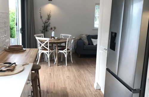 Coffs Harbour Hütte | New 2 Bedroom Hamptons style Cottage, close to beaches, cafes and city centre.