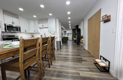 Pendleton Haus | NEW! 2 KINGS! Hot Tub! No Cleaning Fee!Espresso! Fully Fenced Yard
