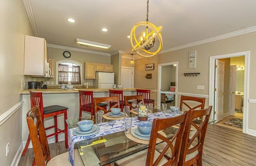 Central Myrtle Beach Wohnung | NEW 2BR 2BA Beachy Golf Villa Near Beach