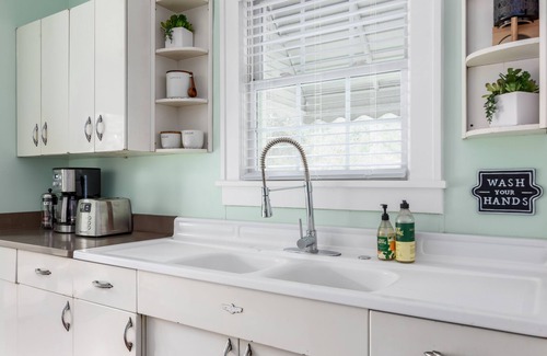 High Point Hütte | ★★NEW! 3 mins to HPU w/cornhole,throwing axes,billiards,firepit★★