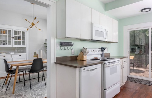 High Point Hütte | ★★NEW! 3 mins to HPU w/cornhole,throwing axes,billiards,firepit★★