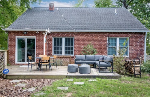 High Point Hütte | ★★NEW! 3 mins to HPU w/cornhole,throwing axes,billiards,firepit★★