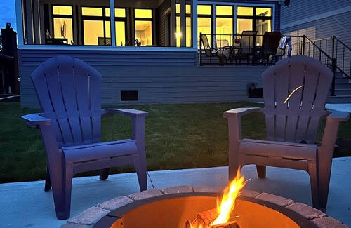 Syracuse Haus | New 4-bedroom house on Lake Wawasee with a stunning, screened in porch!