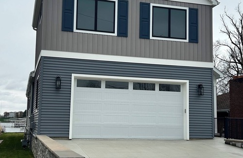 Syracuse Haus | New 4-bedroom house on Lake Wawasee with a stunning, screened in porch!