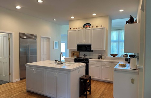 Sun Valley Haus | NEW ! 5 min from River Run Ski lift, 4 bdrm home, 2 frplaces, jacuzzi tub, deck