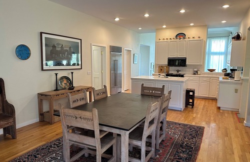 Sun Valley Haus | NEW ! 5 min from River Run Ski lift, 4 bdrm home, 2 frplaces, jacuzzi tub, deck