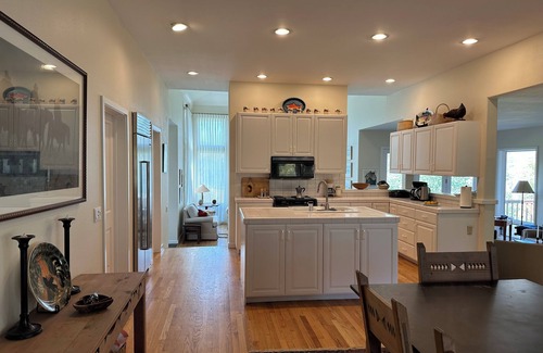 Sun Valley Haus | NEW ! 5 min from River Run Ski lift, 4 bdrm home, 2 frplaces, jacuzzi tub, deck