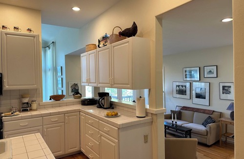 Sun Valley Haus | NEW ! 5 min from River Run Ski lift, 4 bdrm home, 2 frplaces, jacuzzi tub, deck