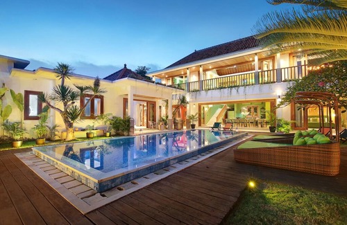 Berawa Villa | New! 6bed Canggu Atlas Villa: Staff*Brunch*BBQ*Pool Table* 5mins walk 2 Beach