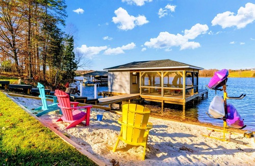 Livingston Haus | NEW 7BR Lakefront Lake Anna, Dock, Beach, Deck