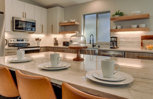 Y Area Haus | NEW! AC, Hot Tub, Grill, Newly Built, Open Floor Plan, Wifi, 5 of 6 – Emerald Bay Villa