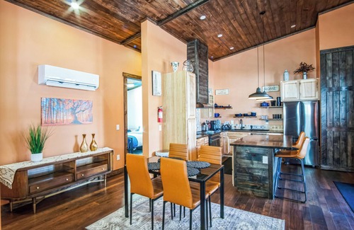 Fort Valley Haus | New, Amazing, Jetted Jacuzzi Tub, Mountain Views, Minutes 2 Downtown, Snow Bowl