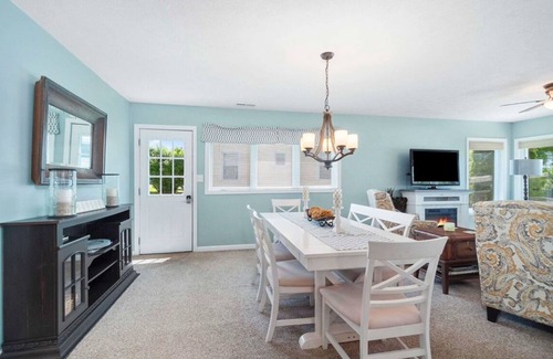 North Webster Hütte | New -- Anchor Inn, a Charming Lake Cottage @ Webster Lake