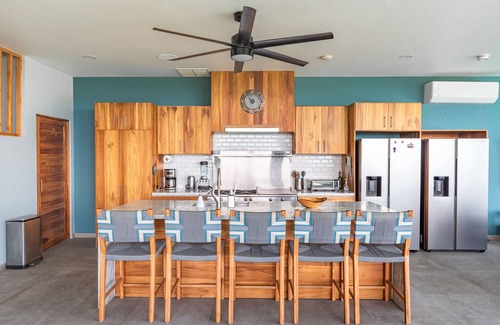 Manuel Antonio Villa | Neue Luxusvilla mit Meerblick, nah an allem und für bis zu 28 Personen