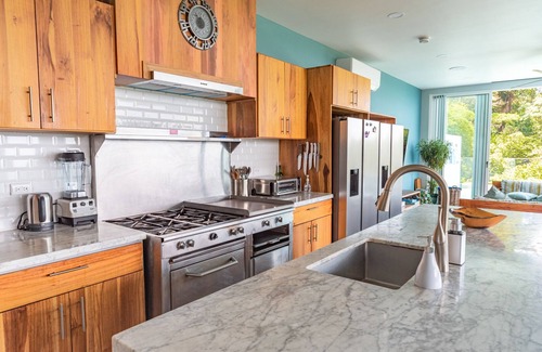 Manuel Antonio Villa | Neue Luxusvilla mit Meerblick, nah an allem und für bis zu 28 Personen